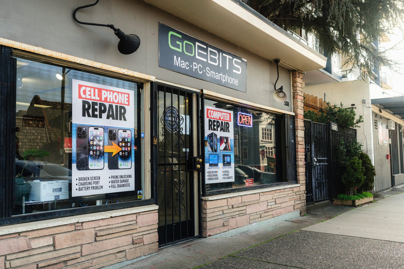 seattle location goebits storefront that specializes in iphone and computer repair